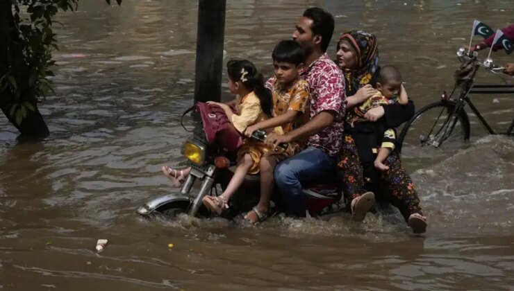 Muson yağmurlarının bilançosu yükseliyor: 299 kişi hayatını kaybetti
