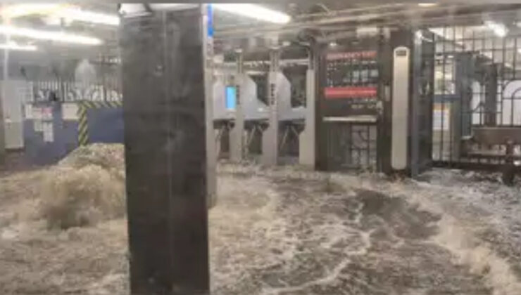 New York’ta şiddetli yağış sonrası metro istasyonlarını su bastı