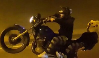 Ön tekerini kaldırarak kullandığı motosikletiyle yaptığı kazada öldü