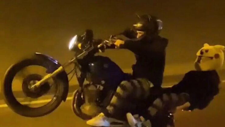 Ön tekerini kaldırarak kullandığı motosikletiyle yaptığı kazada öldü