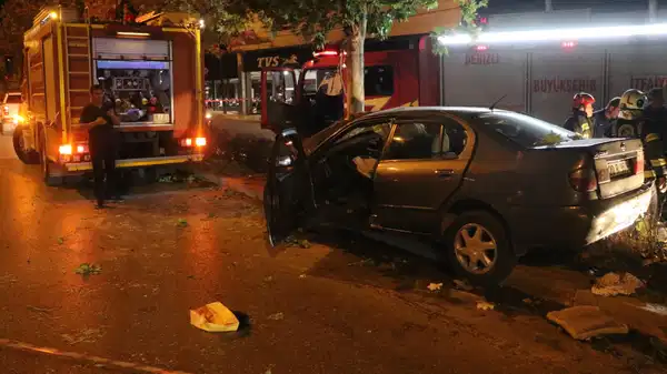 Otomobil ağaca çarptı: 2 ölü, 1 ağır yaralı