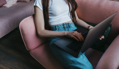 Oturma şeklinize dikkat edin: Beyne giden kan akışı azalıyor