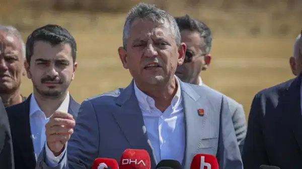 Özel, Sındırgı Belediyesi önünde… ‘Az önce içerideyken yine deprem oldu’