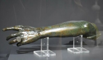 Parmağında yüzük olan 2 bin yıllık bronz kol parçası, 45 yıl sonra ilk kez sergide