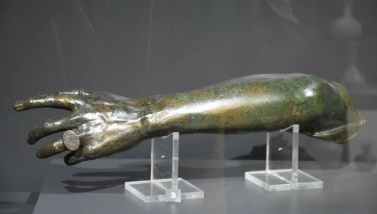 Parmağında yüzük olan 2 bin yıllık bronz kol parçası, 45 yıl sonra ilk kez sergide