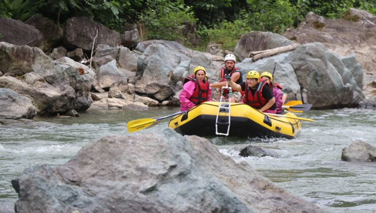 Rize’de Fırtına Deresi’nde rafting heyecanı