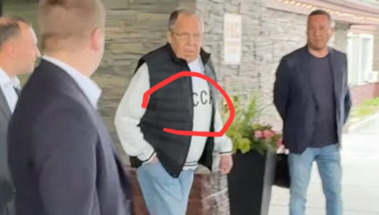 Rusya Dışişleri Bakanı Lavrov, Alaska’daki zirveye ‘SSCB’ yazılı tişörtle geldi