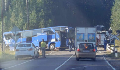 Rusya’da otobüs ile tren çarpıştı: 1 ölü 16 yaralı