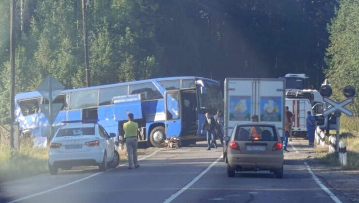 Rusya’da otobüs ile tren çarpıştı: 1 ölü 16 yaralı