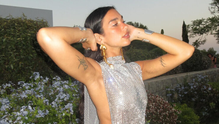 Şarkıcı Dua Lipa doğum günü elbisesi! Çok beğenildi