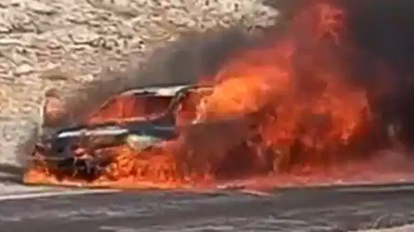 Seyir halindeki araç alev alev yandı