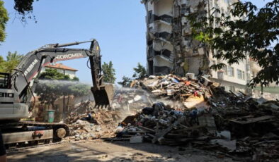 Sındırgı’da deprem sonrası hasarlı binaların yıkımına başlandı