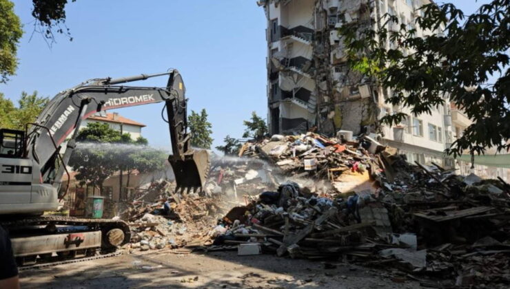 Sındırgı’da deprem sonrası hasarlı binaların yıkımına başlandı