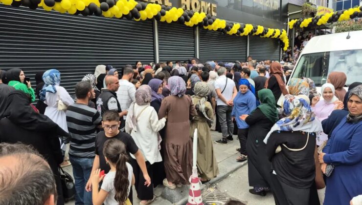 Sultangazi’de ‘indirim’ izdihamı: Kepenkler yumruklandı, ezilme tehlikesi yaşandı