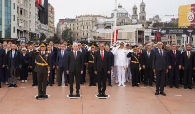 Taksim’de ‘İmamoğlu’suz bir tören daha: Cumhuriyet Anıtı’na çelenk bırakıldı