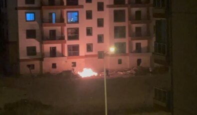 TOKİ şantiyesinde yangın paniği: Alevleri kum atarak söndürmeye çalıştılar!