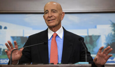 Tom Barrack’tan gazetecilere hakaret: Hayvanca davranmayın medeni olun