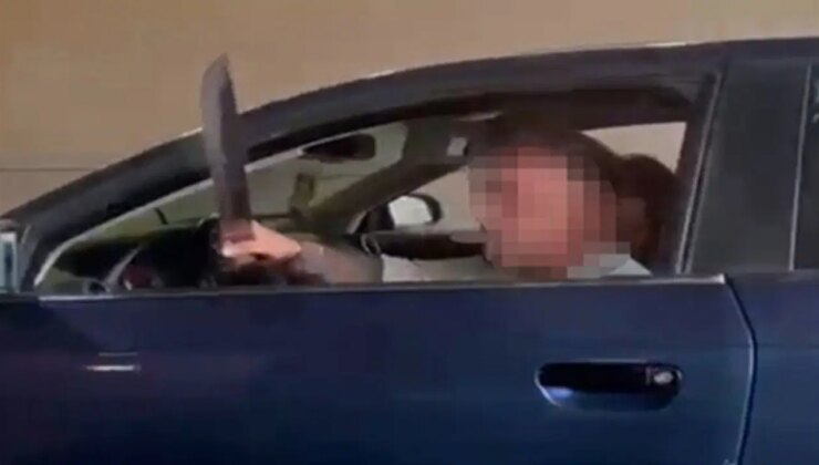 Trafikte dehşet anları kamerada: Camdan döner bıçağı gösterdi