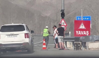 Uluslararası yol saatlerce kapandı: Yurttaşlar tepkili