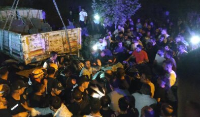 Van’da feci kaza… Otomobil park halindeki TIR’a çarptı: Can kayıpları var!