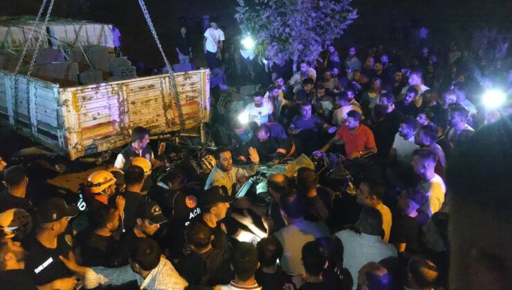 Van’da feci kaza… Otomobil park halindeki TIR’a çarptı: Can kayıpları var!