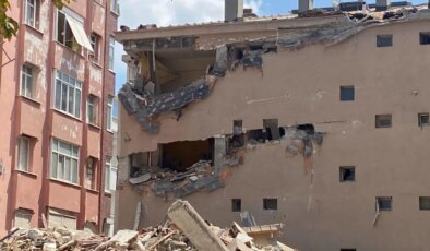 Yıkımı yapılan binanın bir kısmı bir anda çöktü