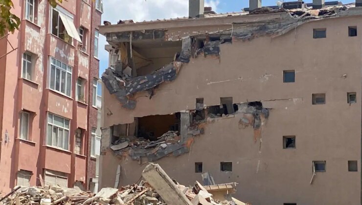 Yıkımı yapılan binanın bir kısmı bir anda çöktü