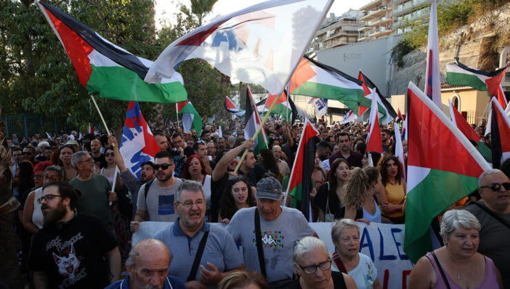 Yunanistan’da Filistin destekçiler, İsraillileri taşıyan gemiyi protesto etti