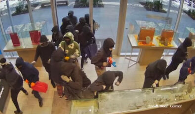 ABD’de 25 kişi kuyumcu bastı: 1 milyon dolarlık ürün çaldılar