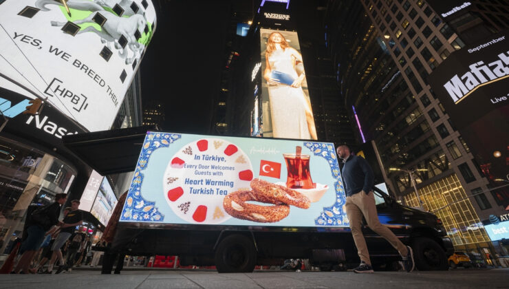 ABD’nin Times Meydanı’nda Türk çayı ve simit dağıtıldı