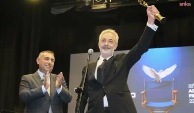 Adana Altın Koza Film Festivali’nda Onur Ödülü kazanan Mehmet Aslantuğ: Ödülümü Zeydan Başkan adına alıyorum