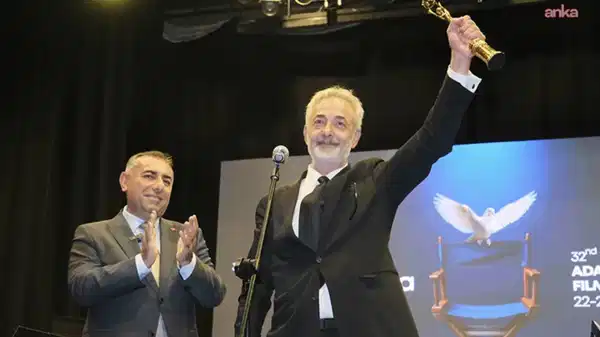 Adana Altın Koza Film Festivali’nda Onur Ödülü kazanan Mehmet Aslantuğ: Ödülümü Zeydan Başkan adına alıyorum