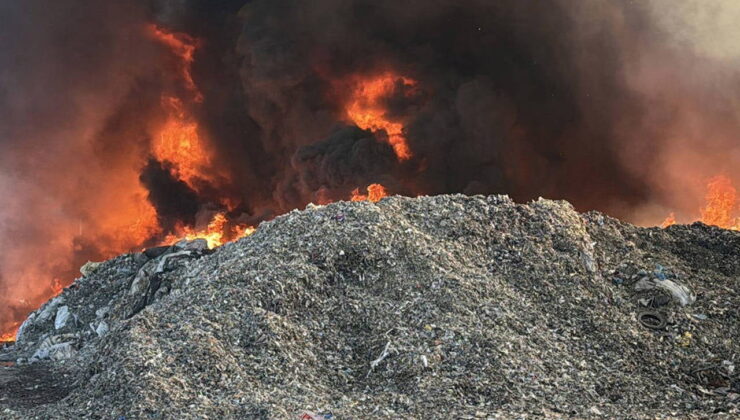Adana’da geri dönüşüm fabrikasında yangın: Dumanlar şehir merkezinden görüldü!