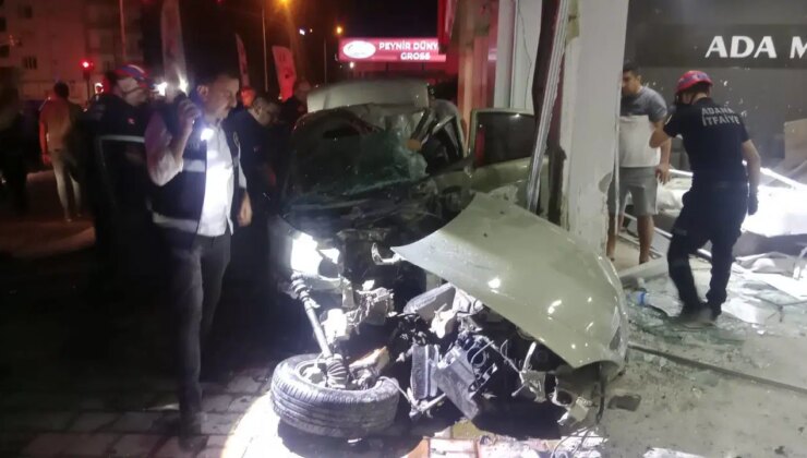 Adana’da otomobil mobilya mağazasına daldı!