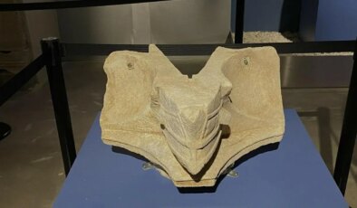 Aigai Antik Kenti’nde 2 bin 200 yıllık güneş saati bulundu