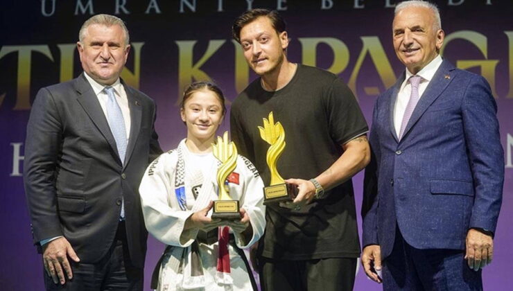 AKP MKYK Üyesi Mesut Özil’e ‘Yılın Spor İnsanı’ ödülü