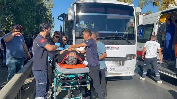 Alanya’da tur otobüsüyle yolcu midibüsü çarpıştı: Çok sayıda yaralı var!