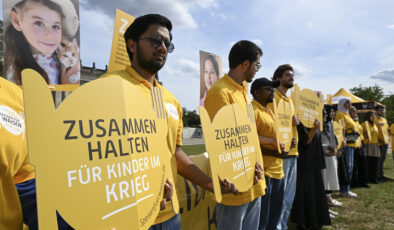 Almanya’da Federal Meclis binası önünde “Savaş bölgelerindeki çocuklarla dayanışma” etkinliği