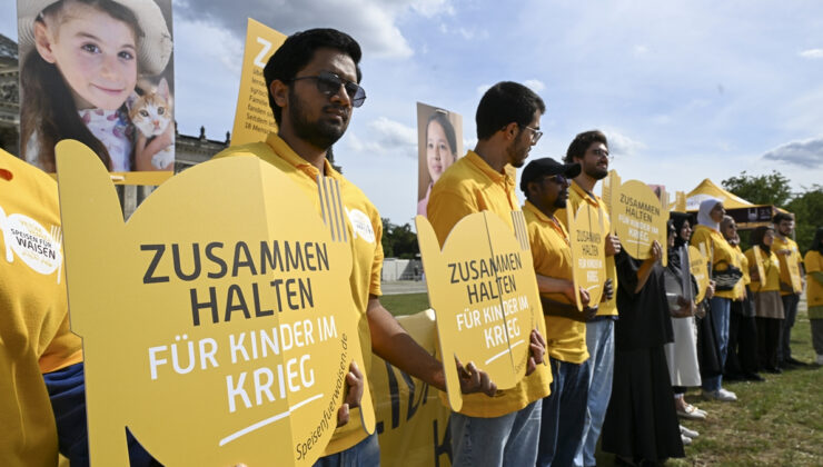 Almanya’da Federal Meclis binası önünde “Savaş bölgelerindeki çocuklarla dayanışma” etkinliği