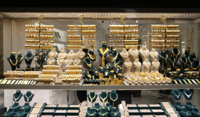 Altın satış eğitimine rağmen zirveyi zorlamaya devam etti