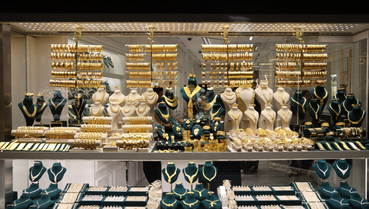 Altın satış eğitimine rağmen zirveyi zorlamaya devam etti