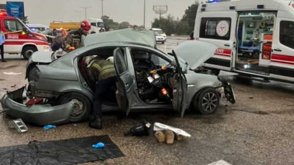 Ankara’da otomobil, park halindeki tankere çarptı: 3 ölü, 2 yaralı
