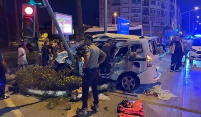 Antalya’da kırmızı ışık ihlali kazayı da beraberinde getirdi: 3’ü ağır 6 yaralı