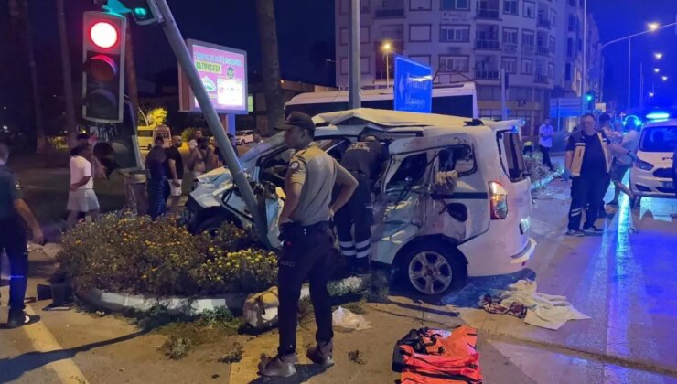 Antalya’da kırmızı ışık ihlali kazayı da beraberinde getirdi: 3’ü ağır 6 yaralı