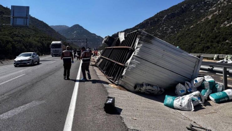 Antalya’da tır devrildi, ortalık savaş alanına döndü: Genç sürücü hayatını kaybetti