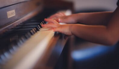 Araştırma: Müzik aleti çalmak beyni yaşlanmaya karşı koruyor