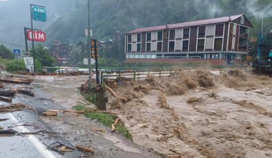 Artvin ve Rize’de sel: Yollar kapandı, yurttaşlar mahsur kaldı