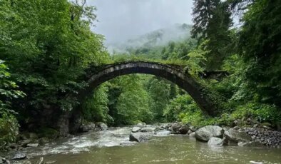 Asırlara meydan okuyan tarihi taş köprü selde yıkıldı