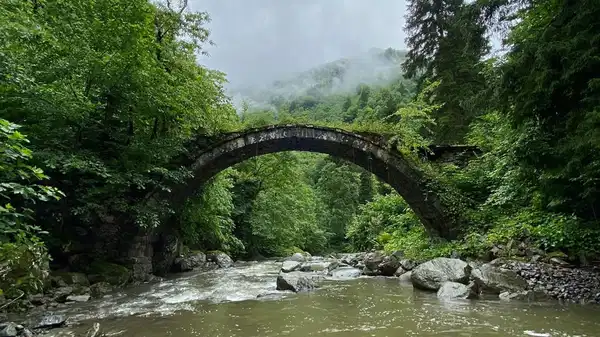 Asırlara meydan okuyan tarihi taş köprü selde yıkıldı