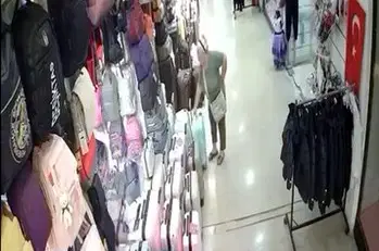 Avcılar’da apartman girişlerindeki diafonları çalıp kaçan şüpheli kamerada